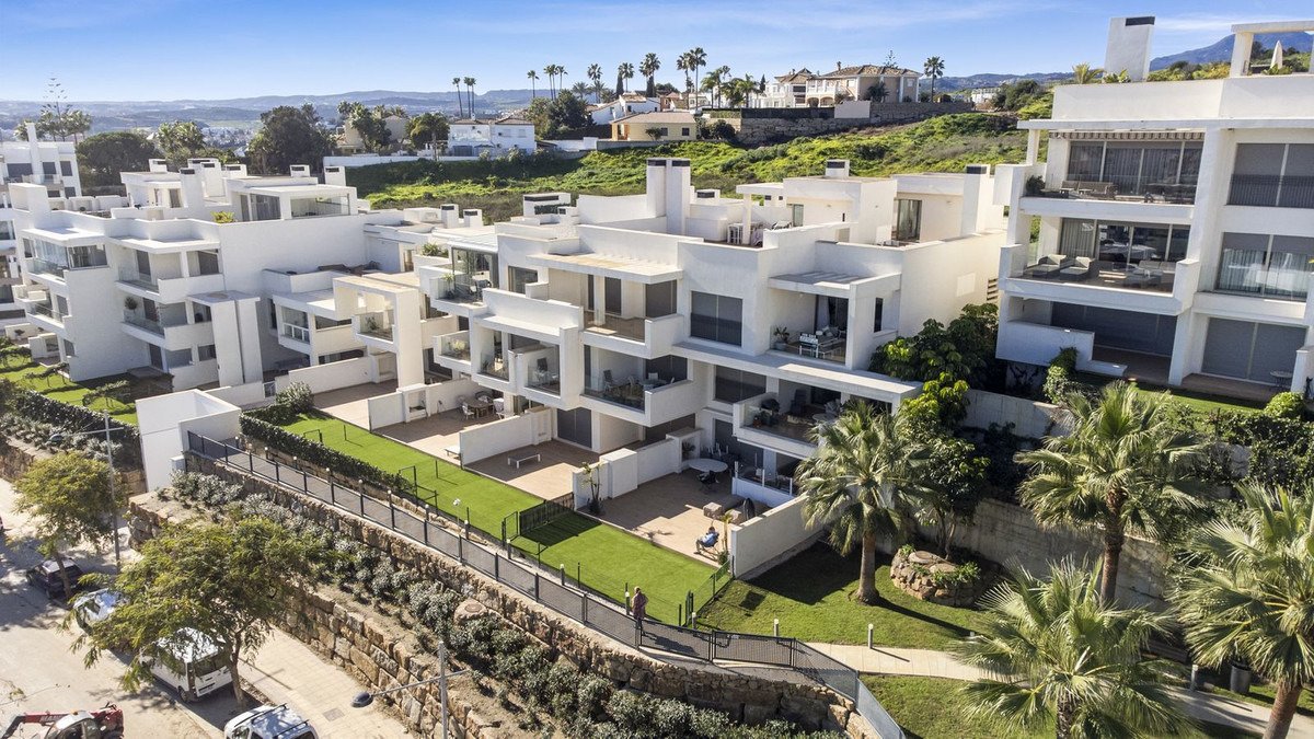Elegante Maisonette-Wohnung mit Aussicht, Terrasse und zwei Garagen in der prestigeträchtigen Lage von Las Mesas, Estepona