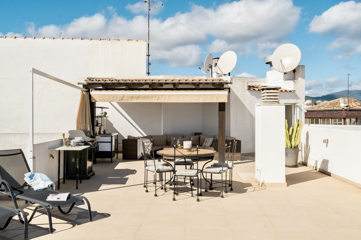 Penthouse im Herzen von San Pedro mit Panoramablick – moderne Eleganz mit mediterranem Flair