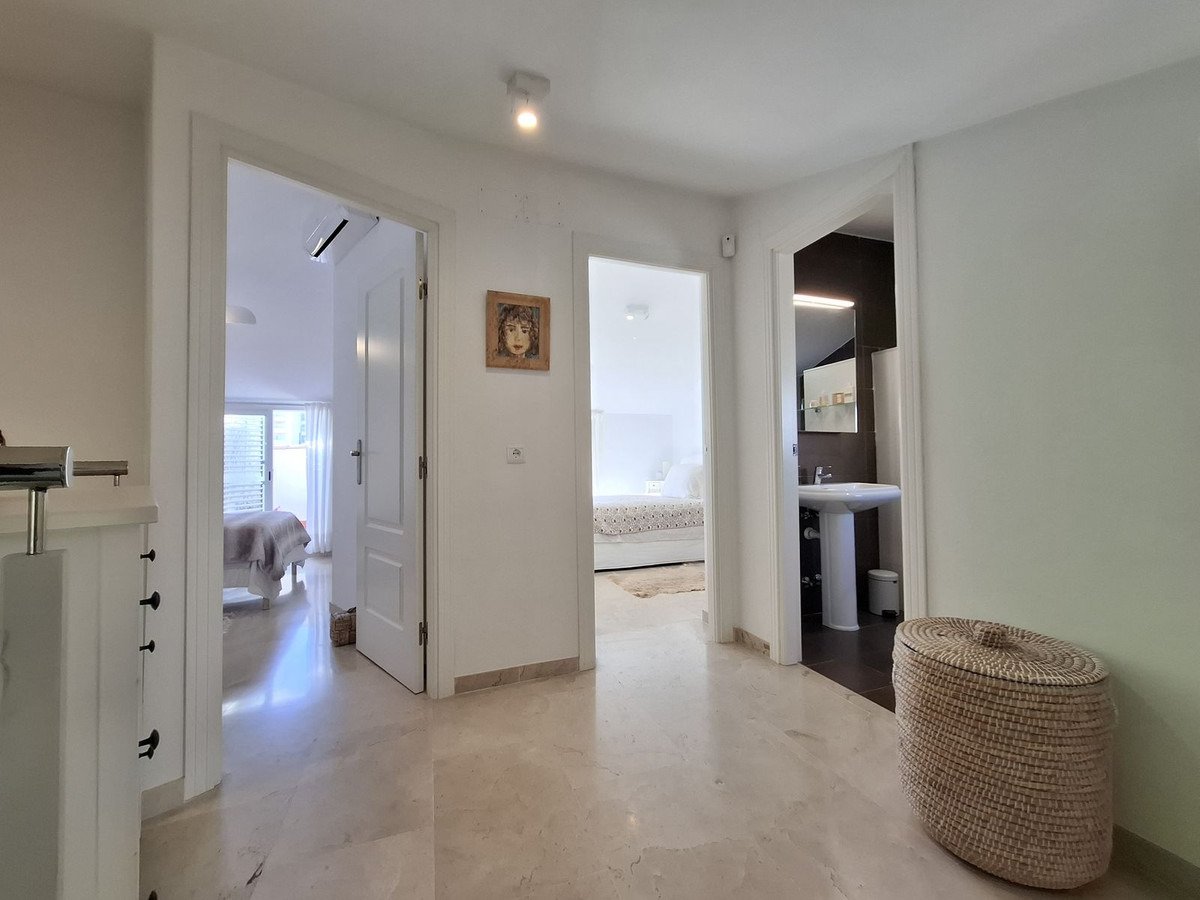 Helles Duplex-Penthouse, 100 m vom Strand La Bajadilla entfernt – Marbella