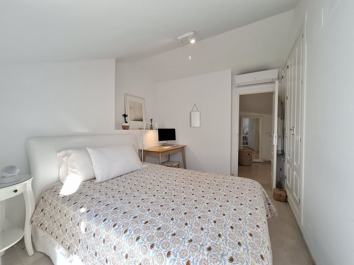 Helles Duplex-Penthouse, 100 m vom Strand La Bajadilla entfernt – Marbella