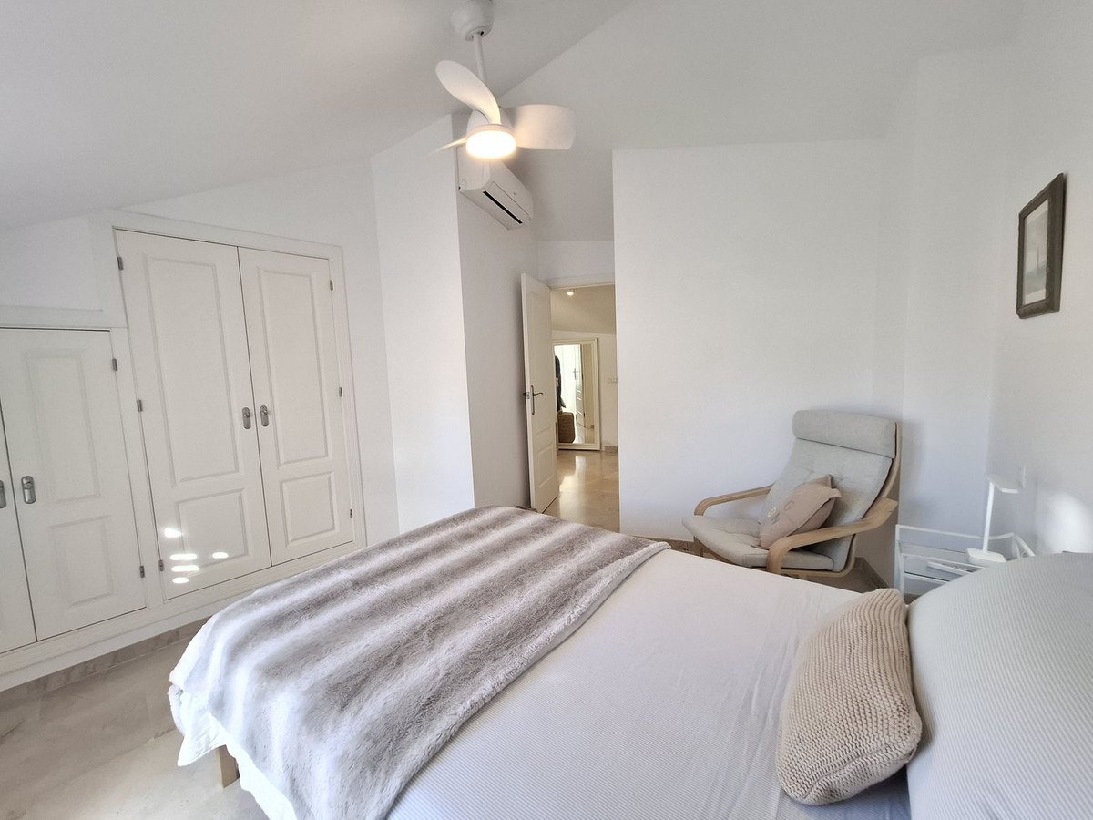 Helles Duplex-Penthouse, 100 m vom Strand La Bajadilla entfernt – Marbella