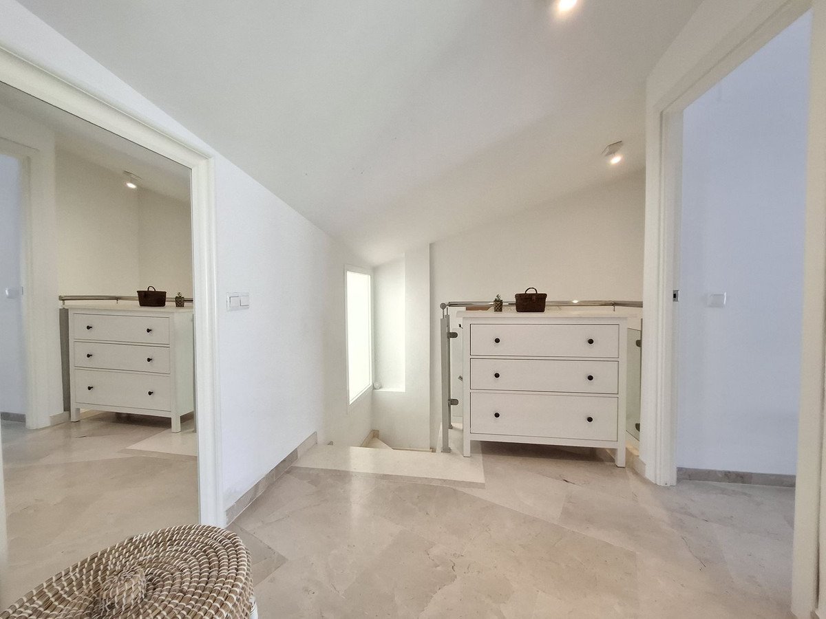 Helles Duplex-Penthouse, 100 m vom Strand La Bajadilla entfernt – Marbella