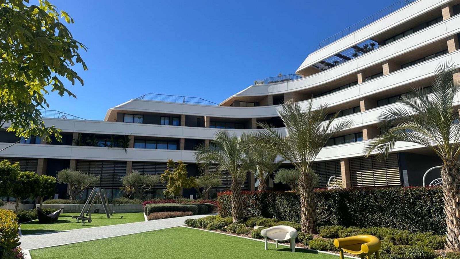 Luxuriöses Apartment mit vier Schlafzimmern → nur wenige Gehminuten vom Strand entfernt → Limassol