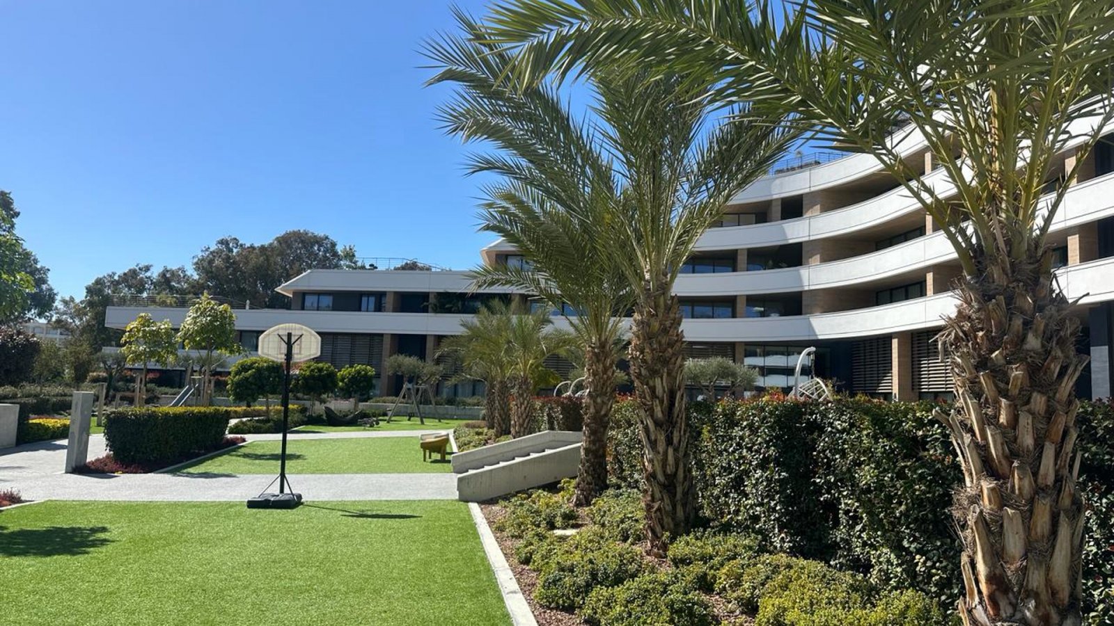 Luxuriöses Apartment mit vier Schlafzimmern → nur wenige Gehminuten vom Strand entfernt → Limassol