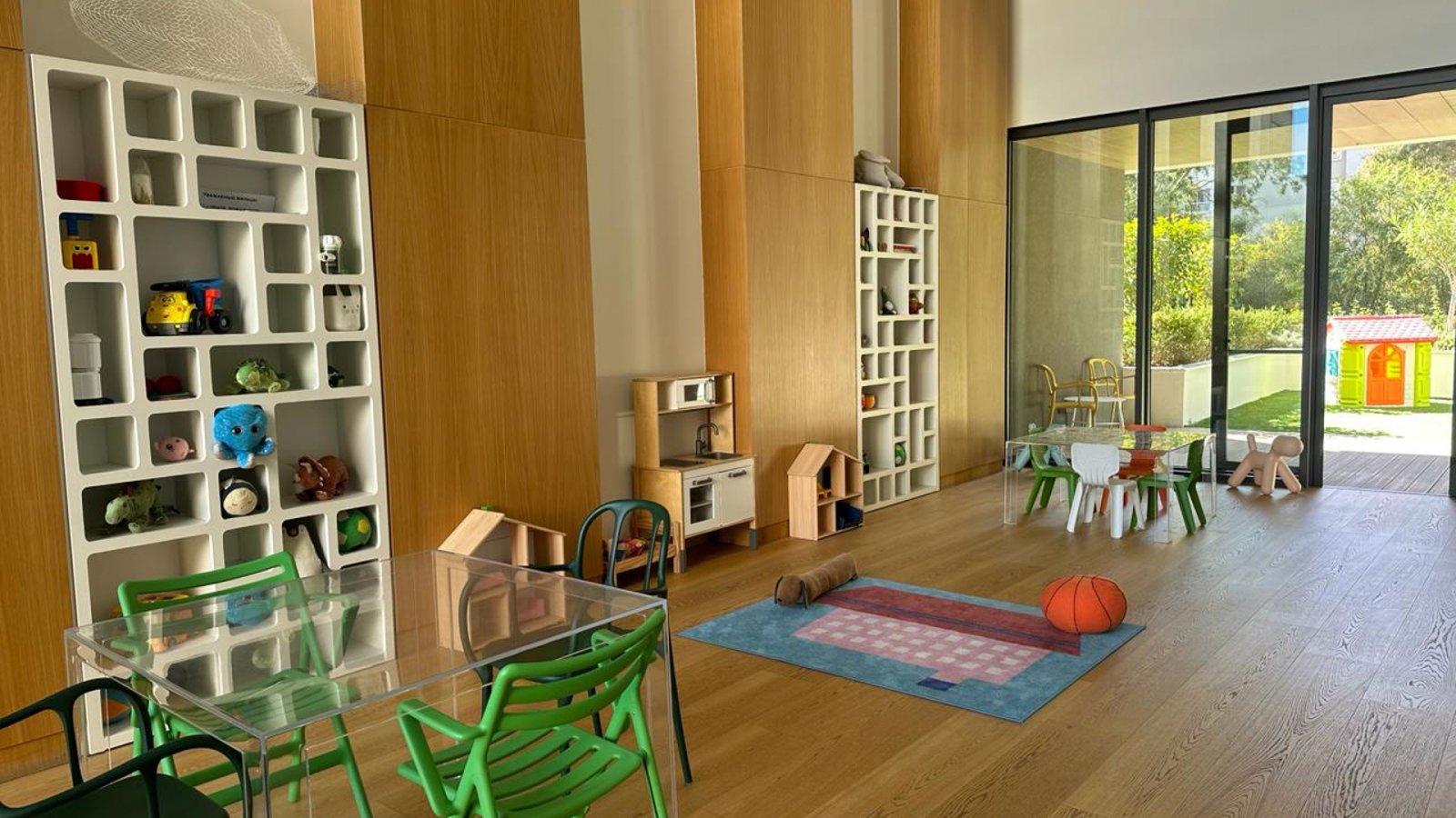 Luxuriöses Apartment mit vier Schlafzimmern → nur wenige Gehminuten vom Strand entfernt → Limassol