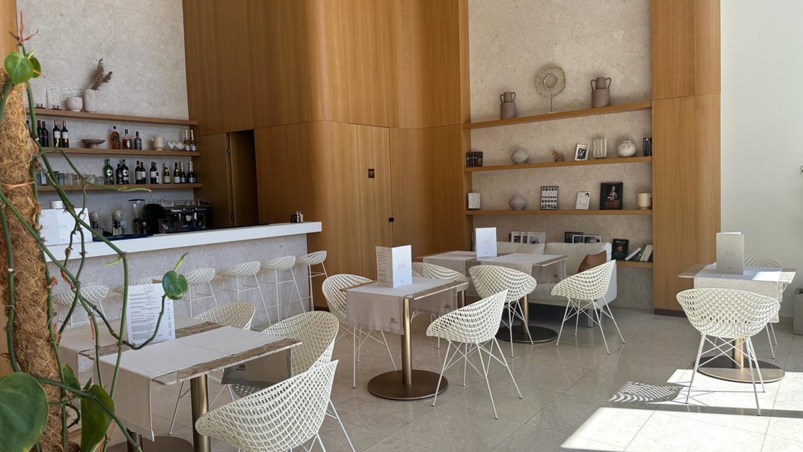 Luxuriöses Apartment mit vier Schlafzimmern → nur wenige Gehminuten vom Strand entfernt → Limassol