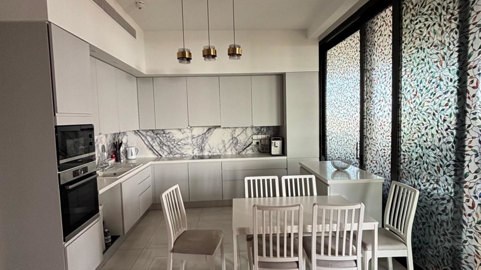 Luxuriöses Apartment mit vier Schlafzimmern → nur wenige Gehminuten vom Strand entfernt → Limassol