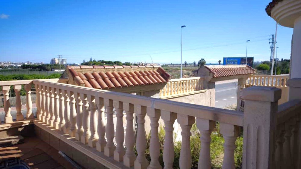 Elegante Villa mit Pool in der Nähe von Salzwasserlagunen und Stränden, Torrevieja