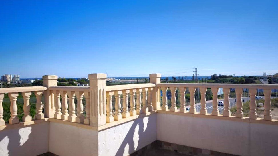 Elegante Villa mit Pool in der Nähe von Salzwasserlagunen und Stränden, Torrevieja