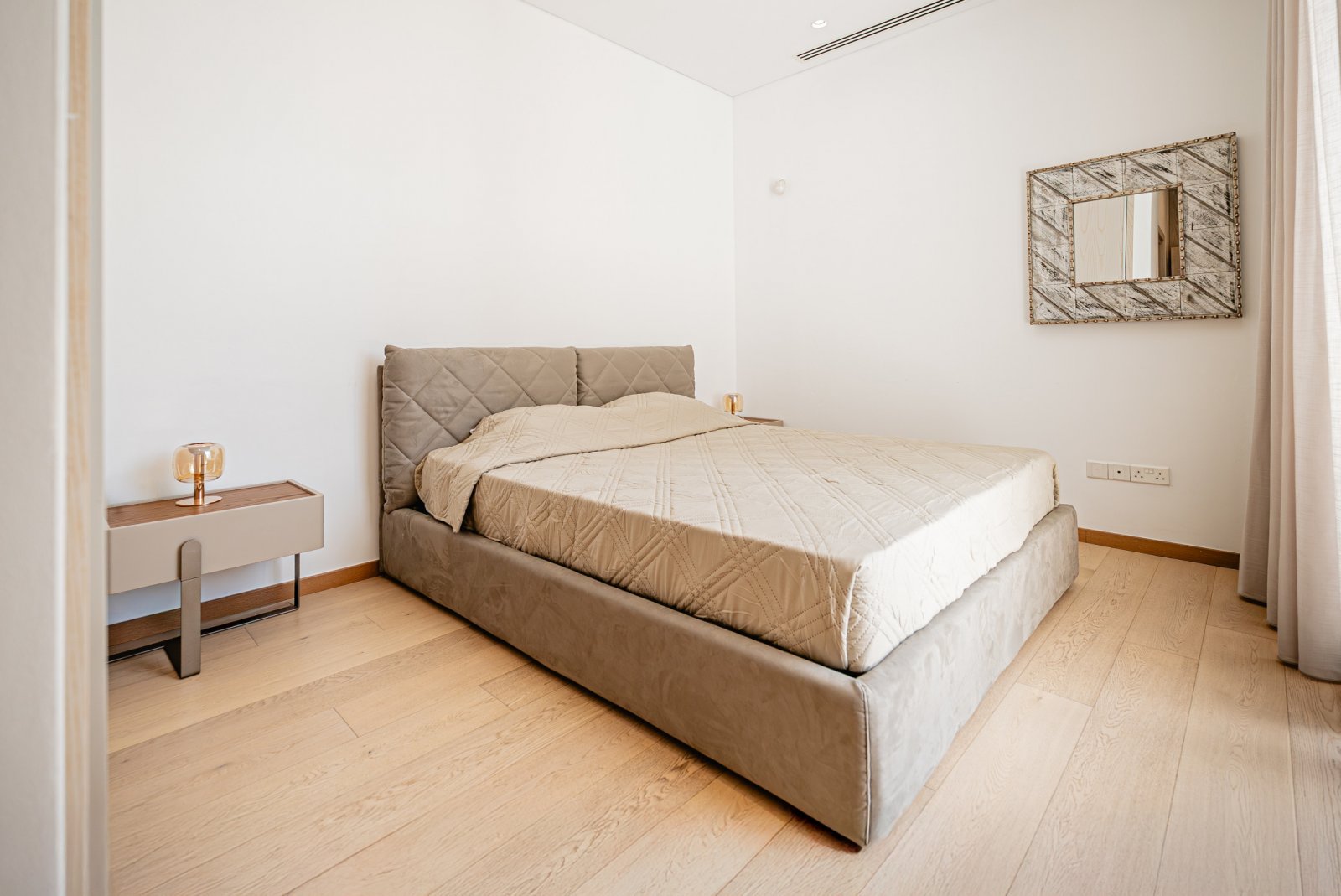 Moderne Villa am Meer mit Dachterrasse, 4 Schlafzimmern und privatem Grundstück