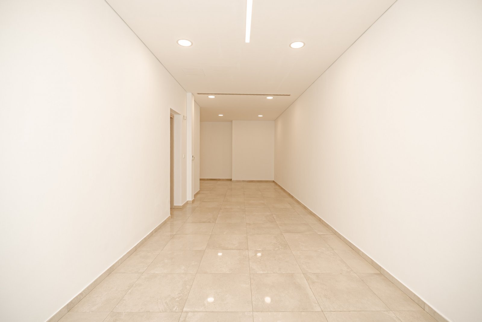 Moderne Villa am Meer mit Dachterrasse, 4 Schlafzimmern und privatem Grundstück