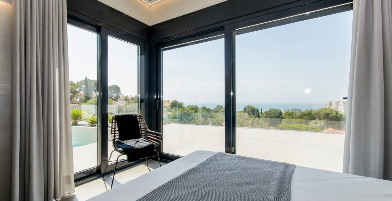 Exklusive Villen → 300 m vom Meer entfernt, privater Pool und Garage → Orihuela