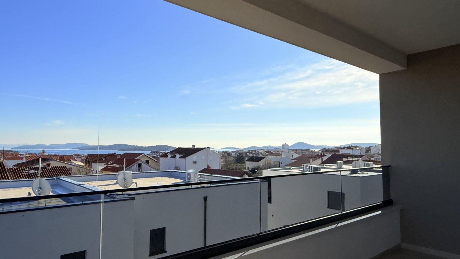 Modernes Apartment mit Panoramablick und zwei Kellern, Vodice