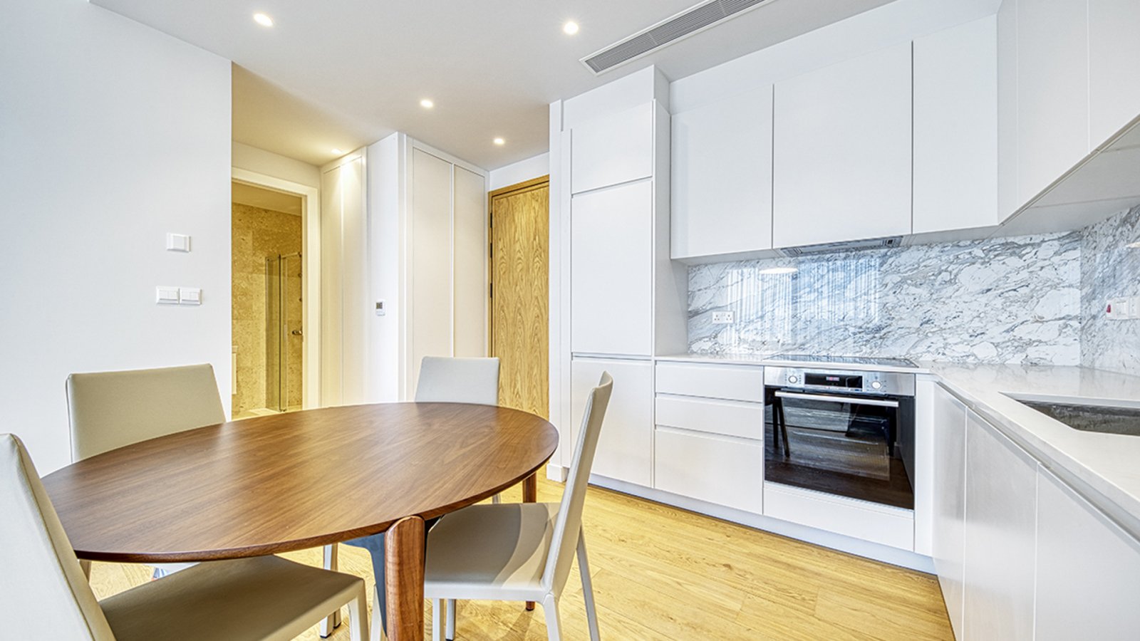 Luxuriöse Drei-Zimmer-Wohnung mit Terrasse und Swimmingpool, in Meeresnähe, Limassol