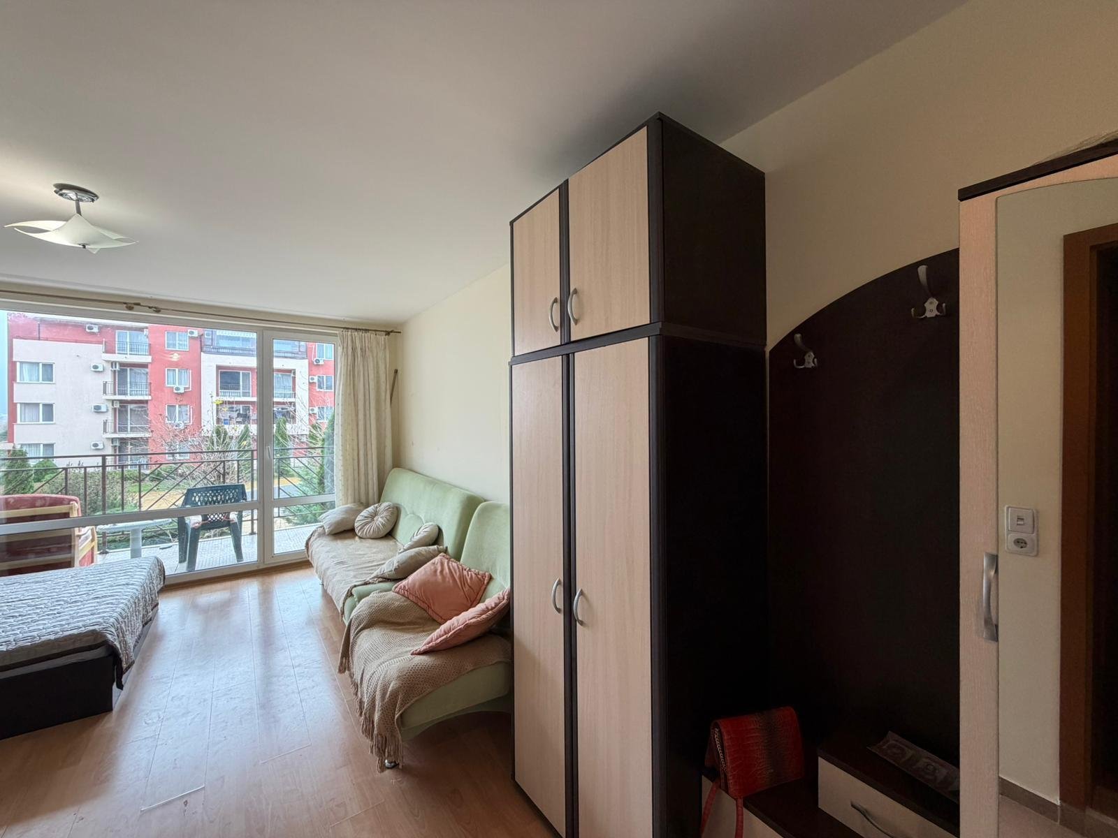 Studio con vista sulla piscina nel complesso 