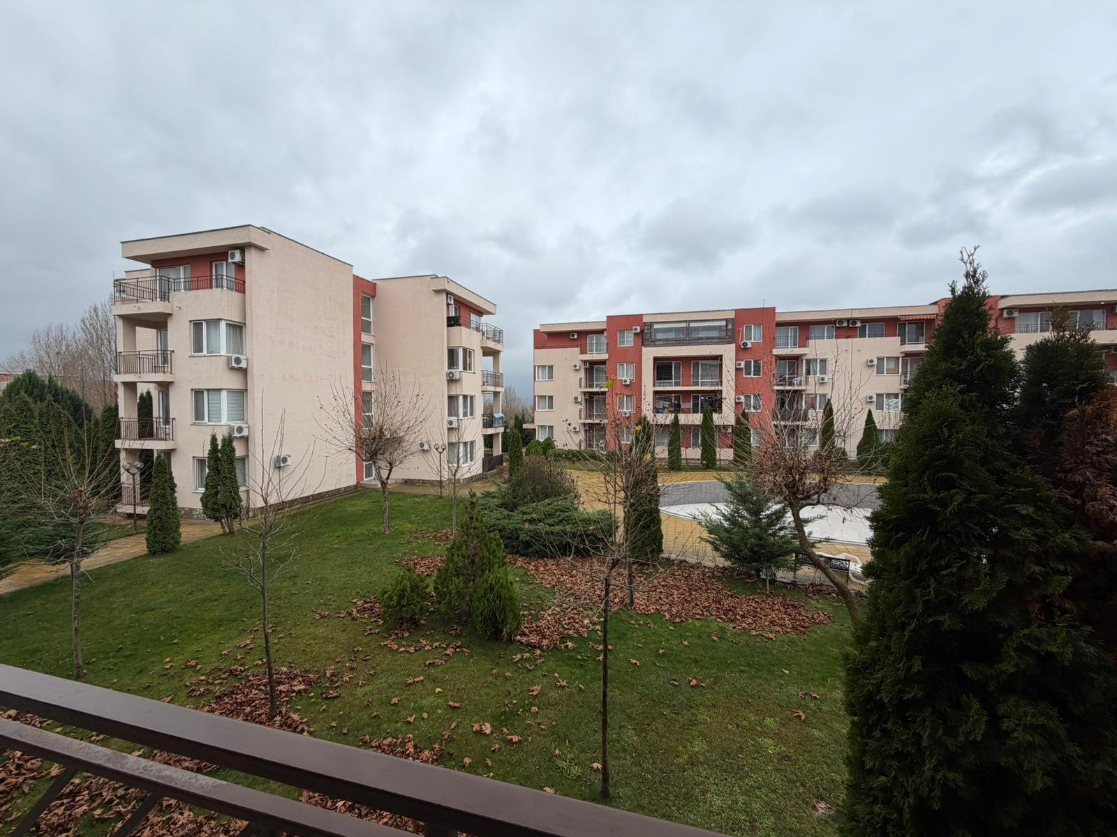 Studio con vista sulla piscina nel complesso 