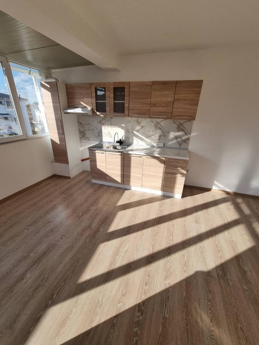 Ampio monolocale con vista mare e balcone – a 200 metri dalla spiaggia di Ravda