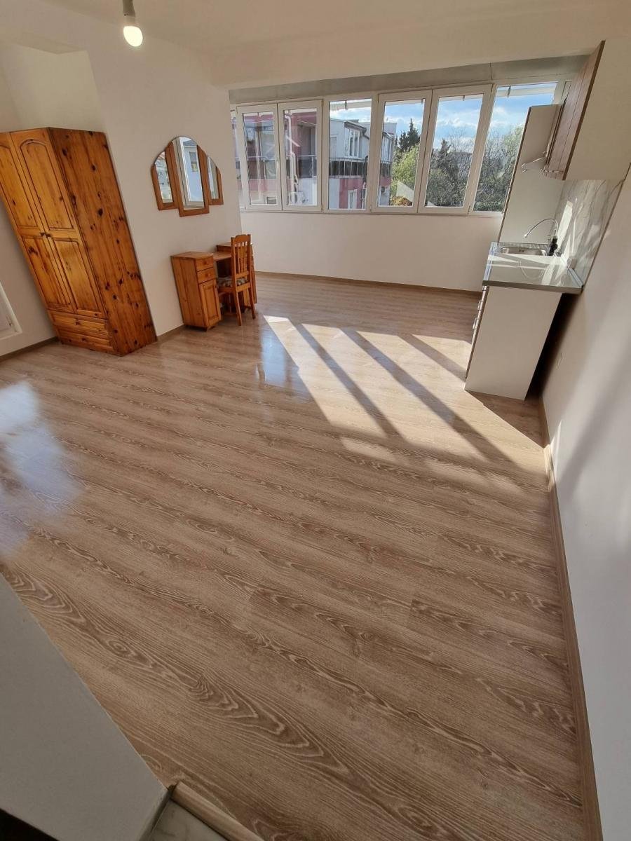 Ampio monolocale con vista mare e balcone – a 200 metri dalla spiaggia di Ravda