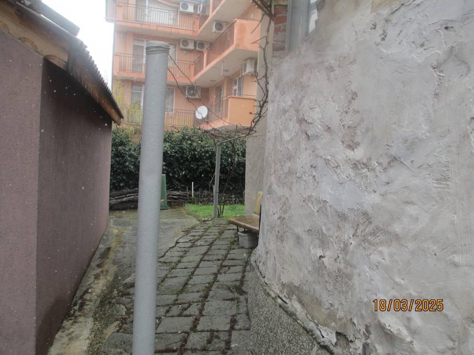 House with 300 m² Land Near the Center