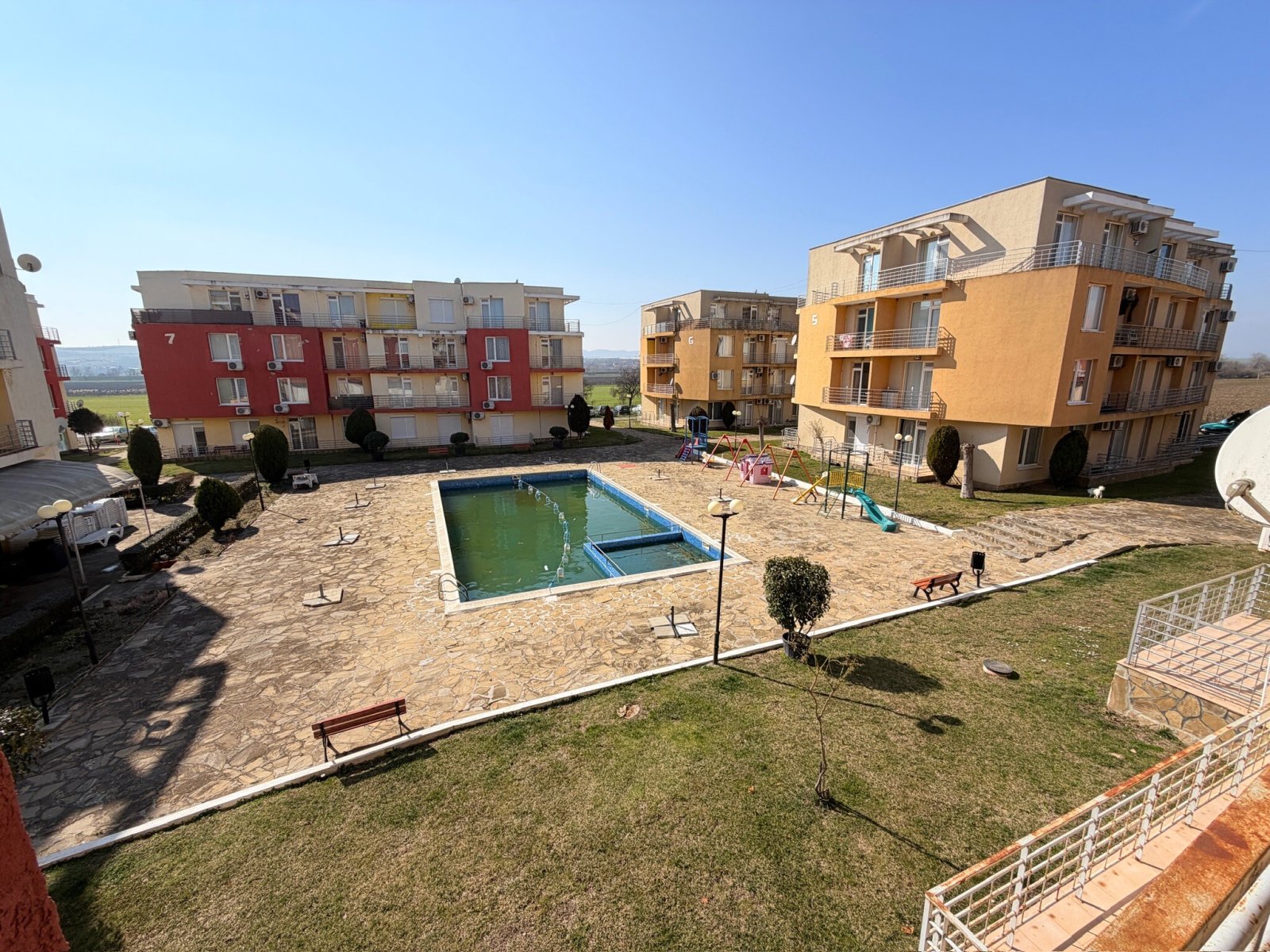 Appartamento con due camere e vista sulla piscina nel complesso Sunny Day 5, Sunny Beach, Bulgaria