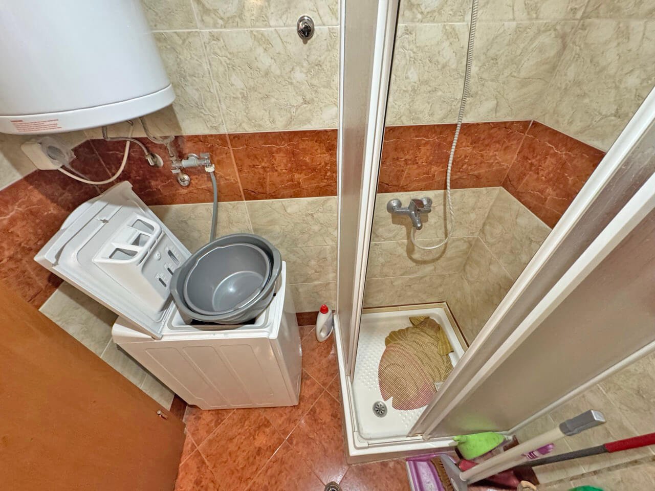 Appartamento con due stanze e vista sulla piscina nel complesso residenziale Nessebar Fort a Sunny Beach, Bulgaria.