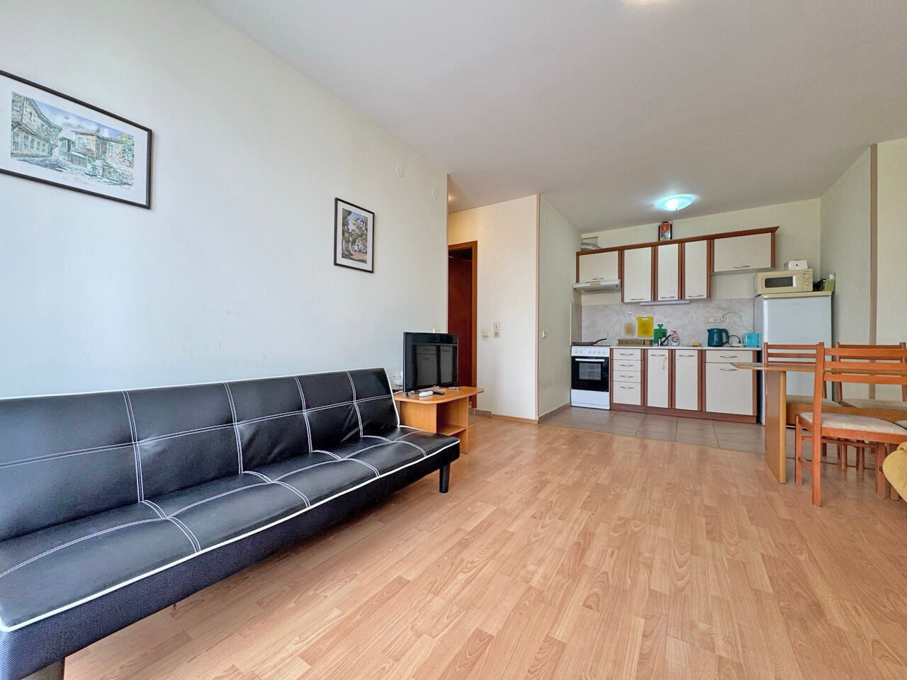 Appartamento con due stanze e vista sulla piscina nel complesso residenziale Nessebar Fort a Sunny Beach, Bulgaria.