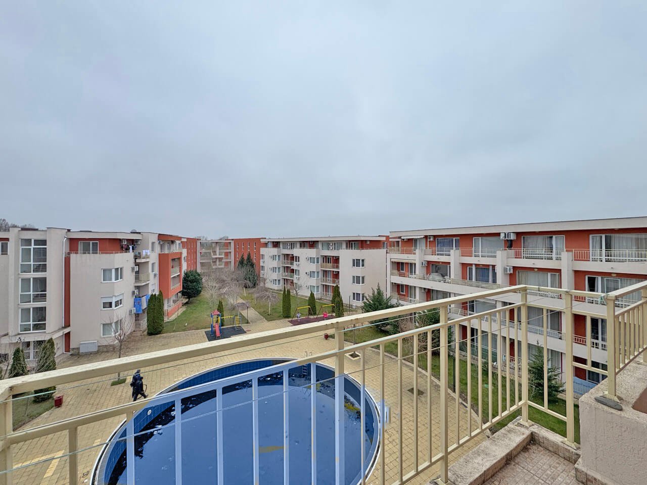 Appartamento con due stanze e vista sulla piscina nel complesso residenziale Nessebar Fort a Sunny Beach, Bulgaria.