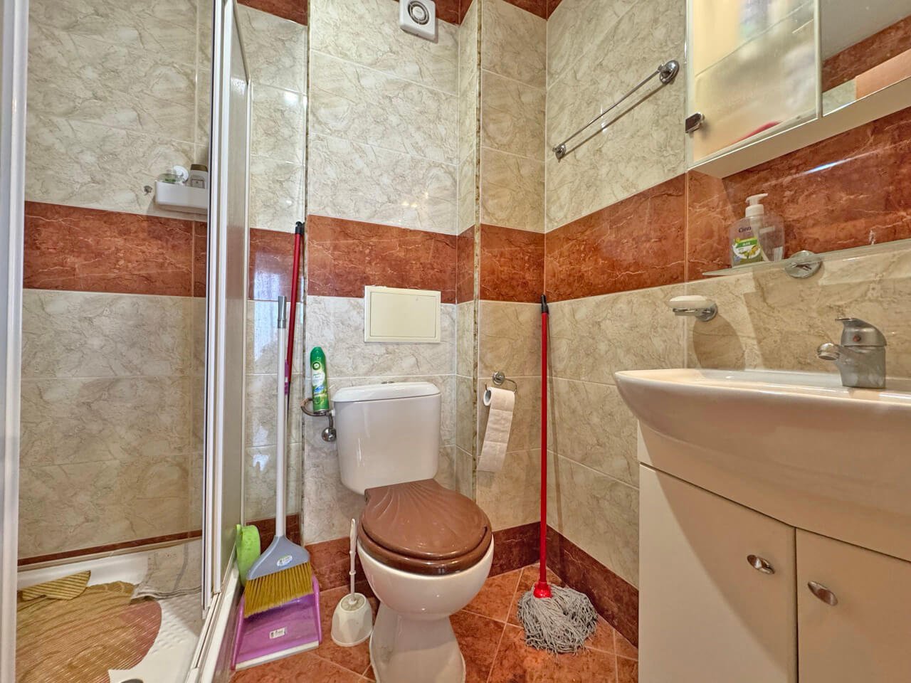 Appartamento con due stanze e vista sulla piscina nel complesso residenziale Nessebar Fort a Sunny Beach, Bulgaria.