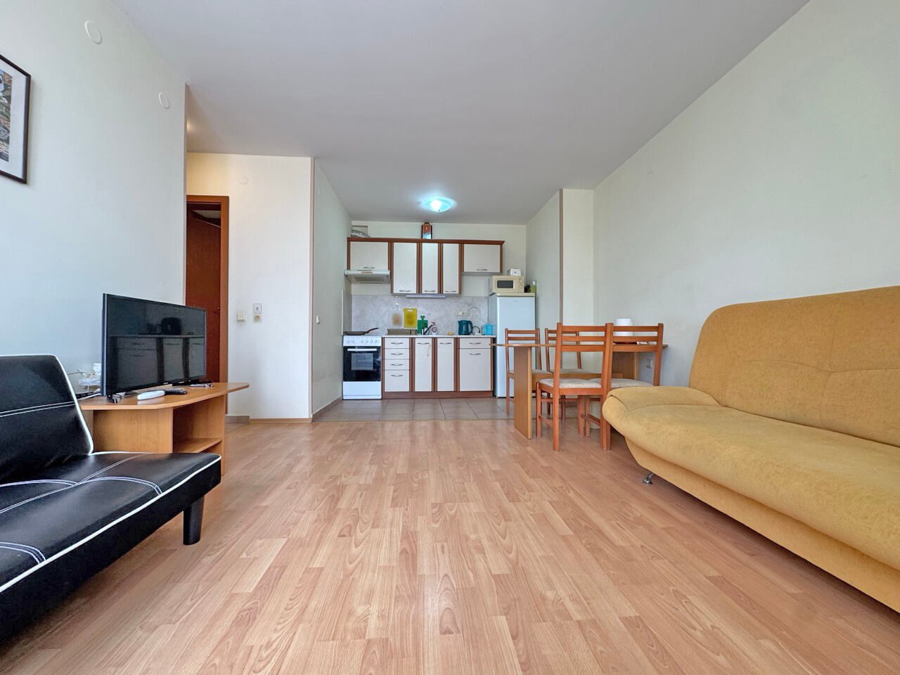 Appartamento con due stanze e vista sulla piscina nel complesso residenziale Nessebar Fort a Sunny Beach, Bulgaria.