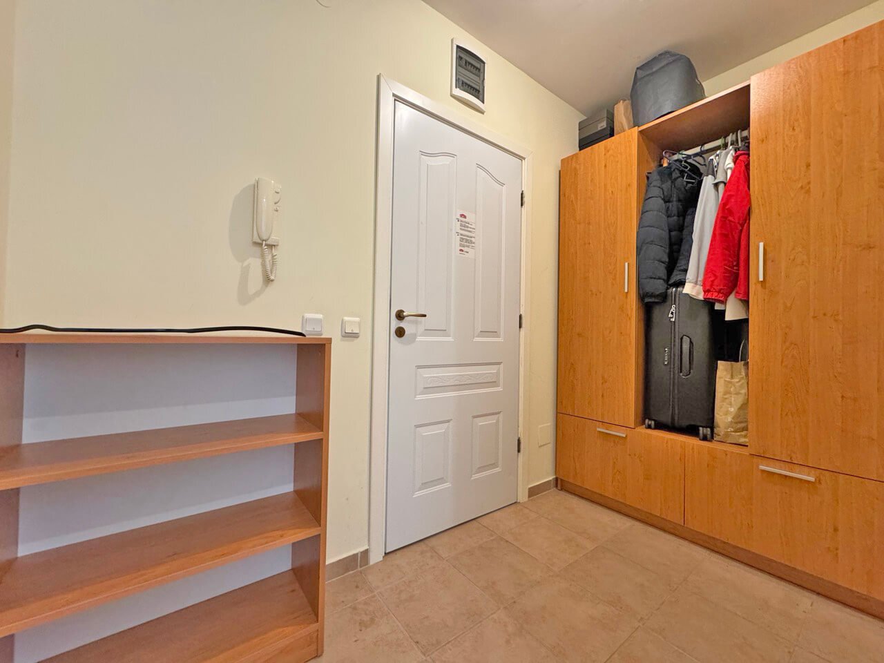 Appartamento con due stanze e vista sulla piscina nel complesso residenziale Nessebar Fort a Sunny Beach, Bulgaria.