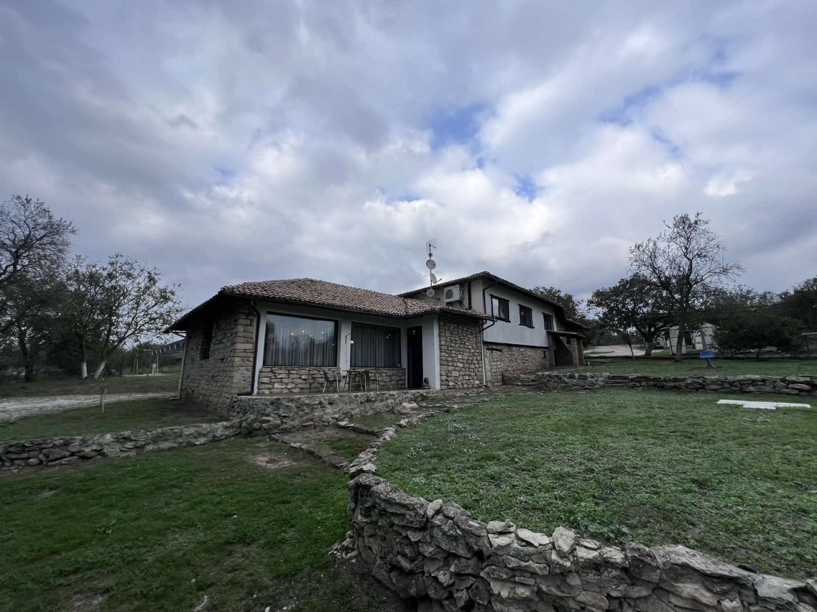 Casa principale, casa degli ospiti, edificio di deposito – 1.000 m² nel complesso di Avren, Varna.