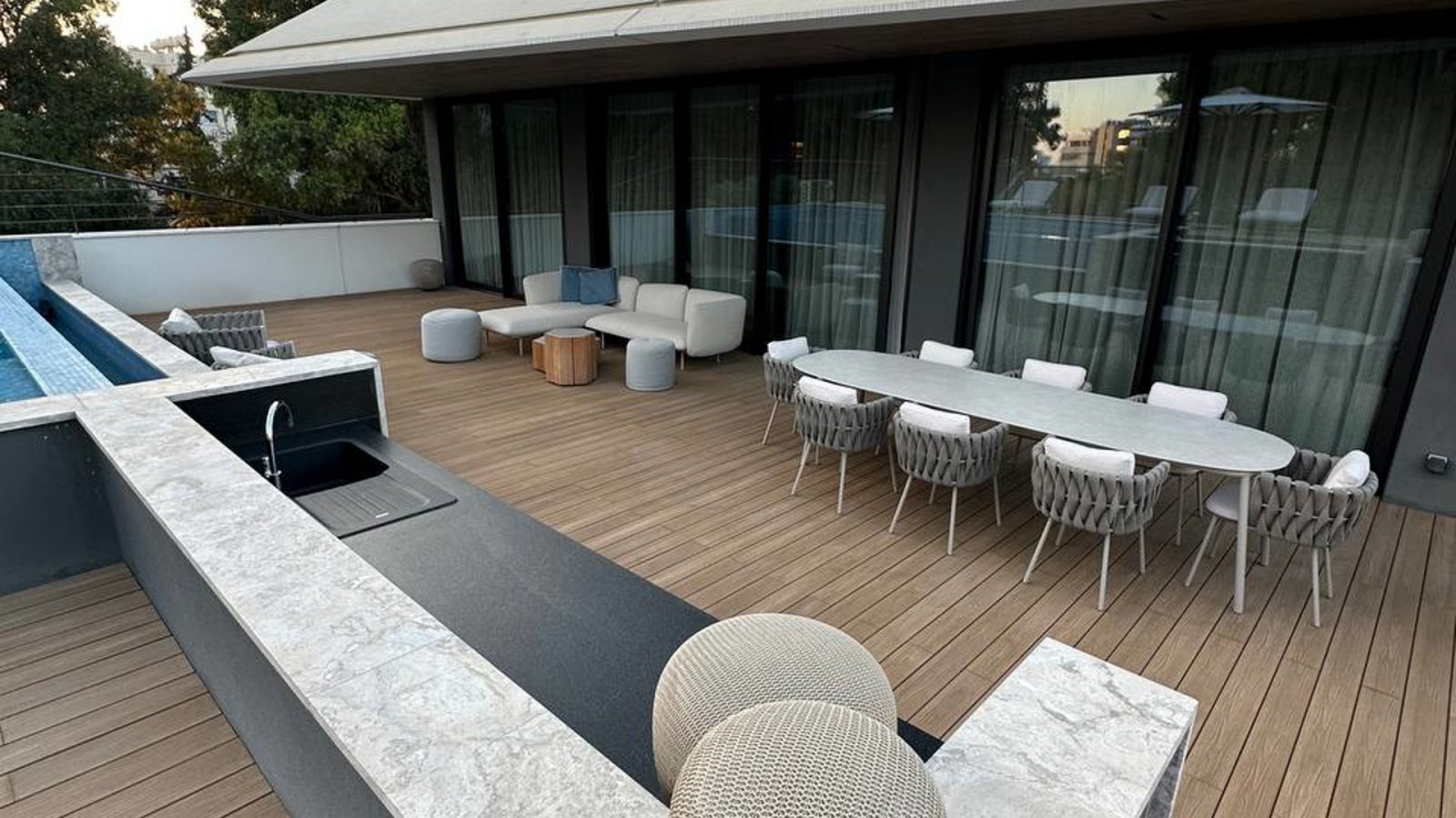 Stilvolles Apartment mit vier Schlafzimmern, nur wenige Schritte vom Strand (Potamos Germasogeia) in Limassol entfernt