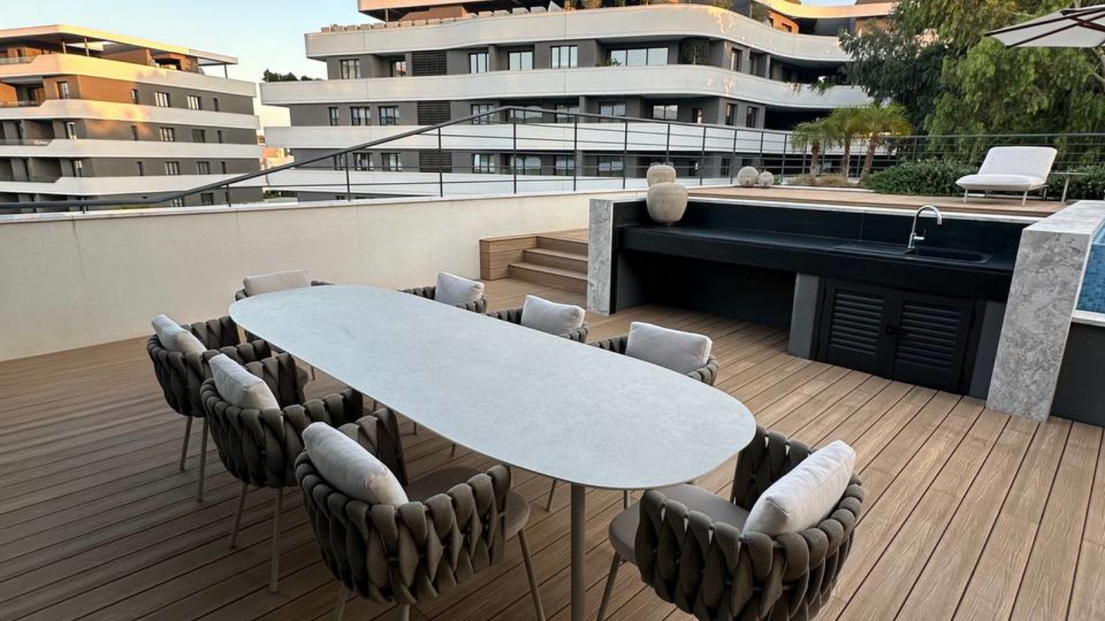 Stilvolles Apartment mit vier Schlafzimmern, nur wenige Schritte vom Strand (Potamos Germasogeia) in Limassol entfernt