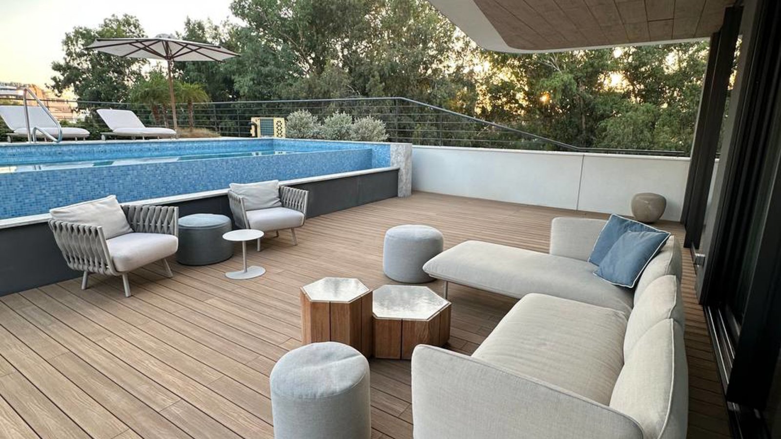 Stilvolles Apartment mit vier Schlafzimmern, nur wenige Schritte vom Strand (Potamos Germasogeia) in Limassol entfernt