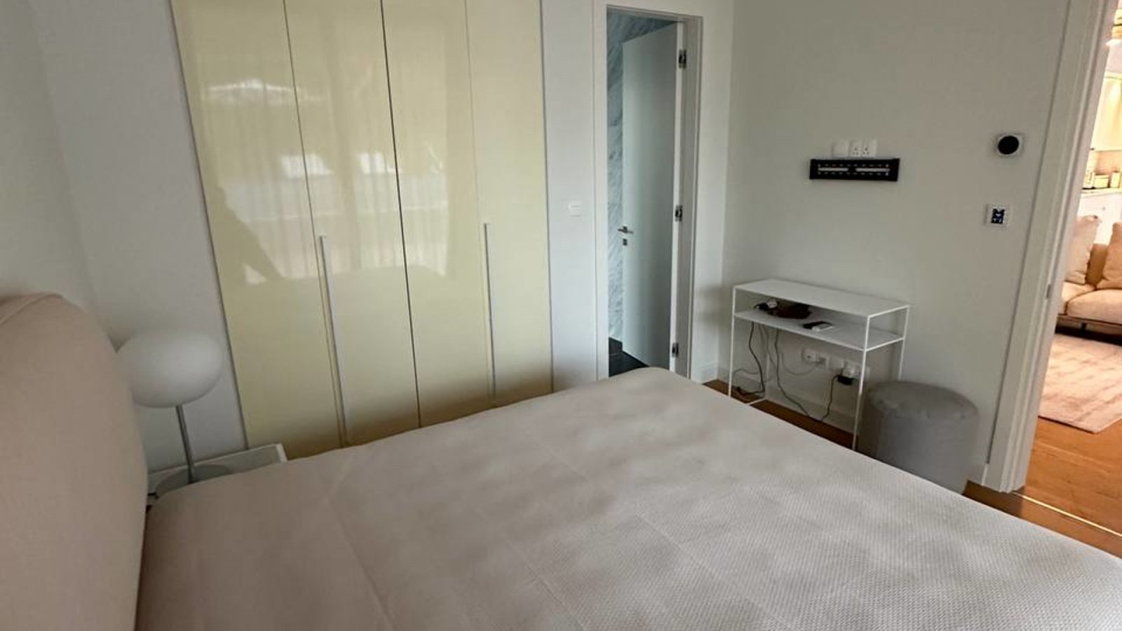 Stilvolles Apartment mit vier Schlafzimmern, nur wenige Schritte vom Strand (Potamos Germasogeia) in Limassol entfernt