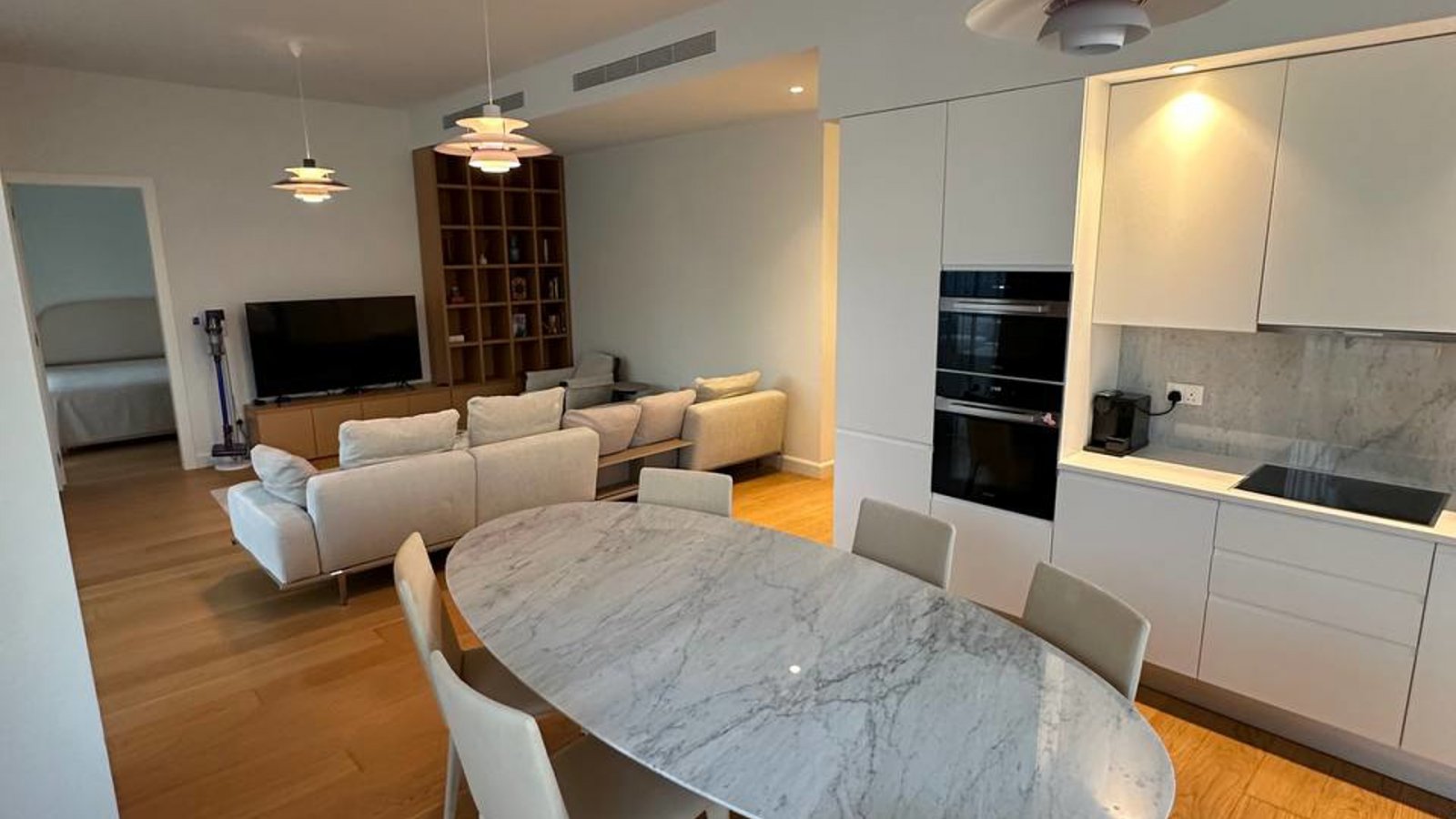Stilvolles Apartment mit vier Schlafzimmern, nur wenige Schritte vom Strand (Potamos Germasogeia) in Limassol entfernt