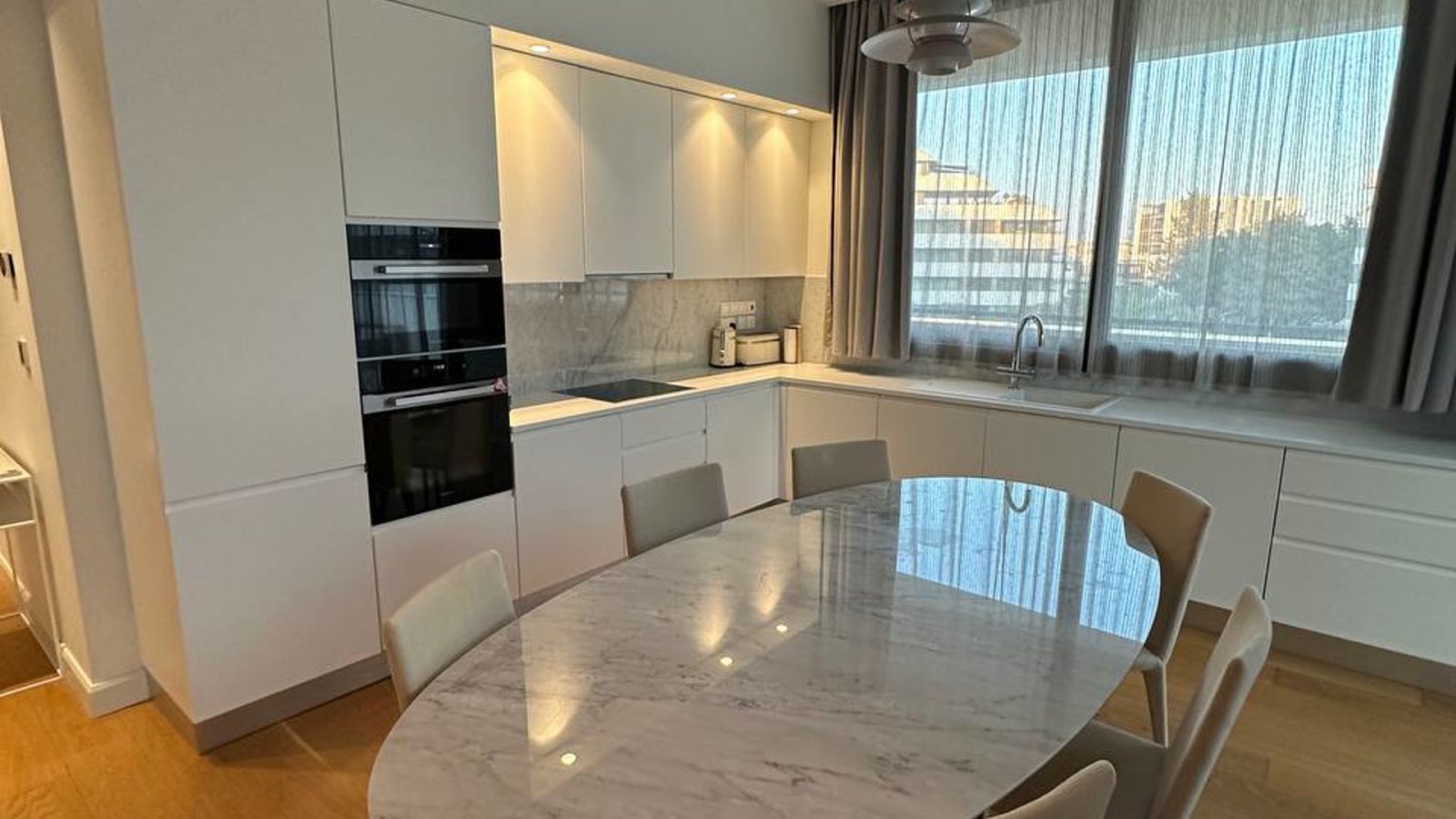 Stilvolles Apartment mit vier Schlafzimmern, nur wenige Schritte vom Strand (Potamos Germasogeia) in Limassol entfernt