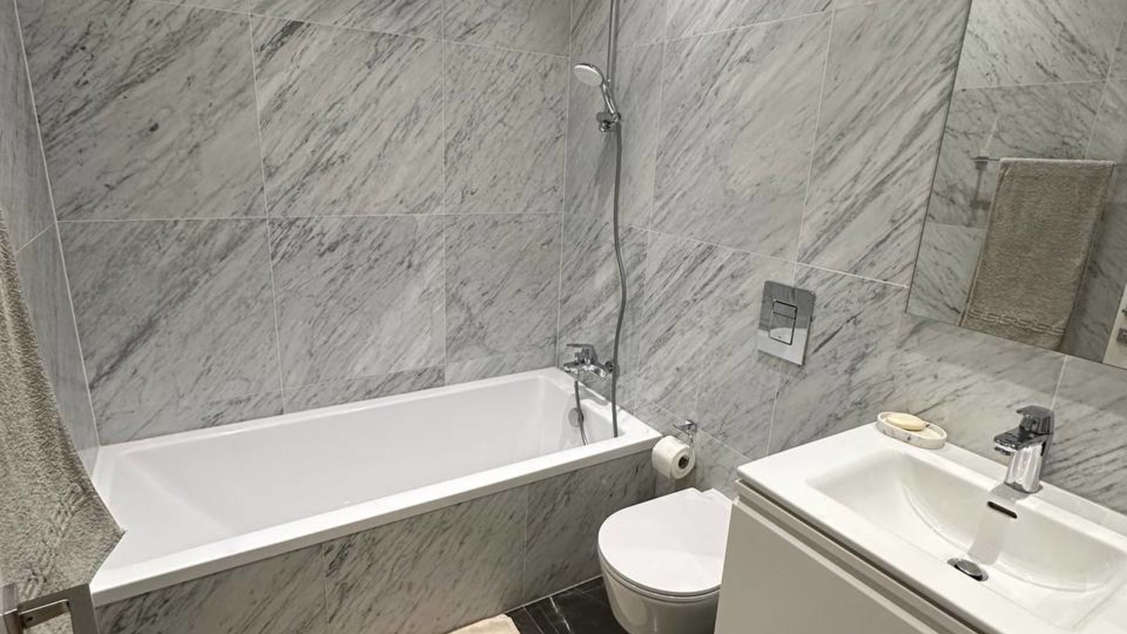 Stilvolles Apartment mit vier Schlafzimmern, nur wenige Schritte vom Strand (Potamos Germasogeia) in Limassol entfernt