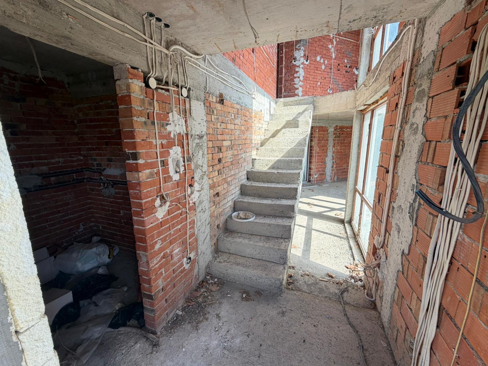 Casa allo stadio di costruzione nel complesso Floral Meadows Kableshkovo Bulgaria