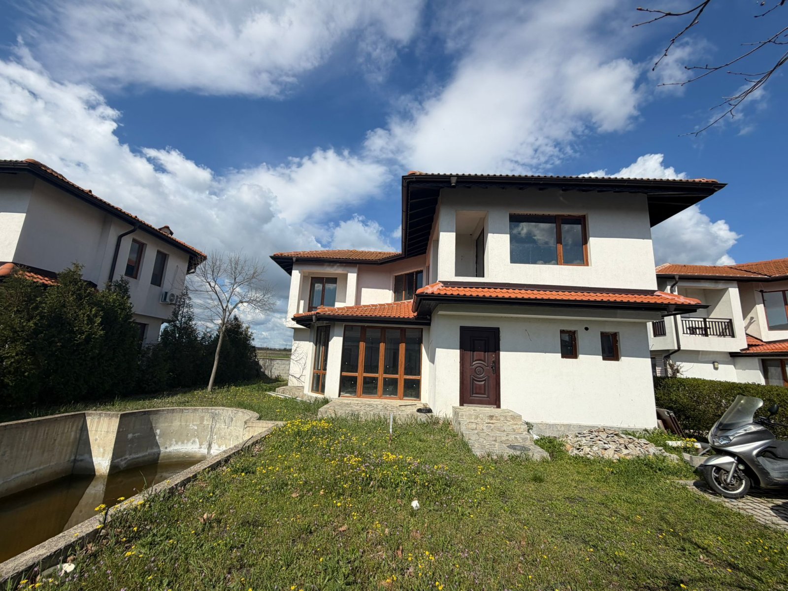Casa allo stadio di costruzione nel complesso Floral Meadows Kableshkovo Bulgaria