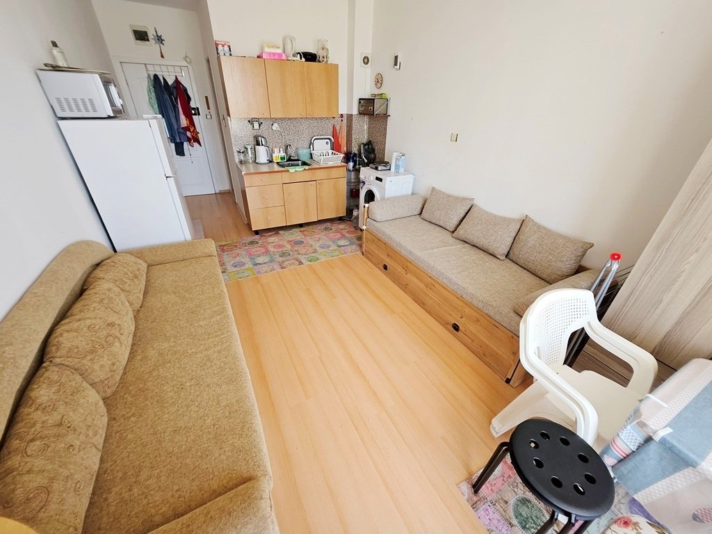 Accogliente monolocale con balcone e vista aperta sul verde | Giornata di sole 5