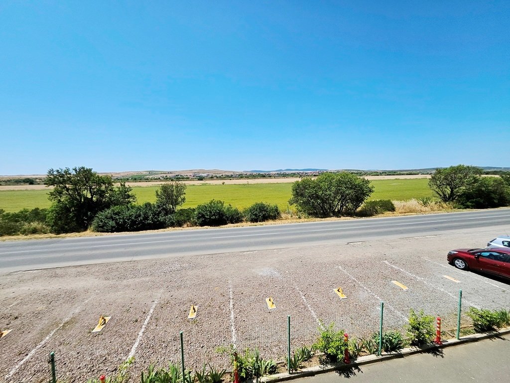 Accogliente monolocale con balcone e vista aperta sul verde | Giornata di sole 5