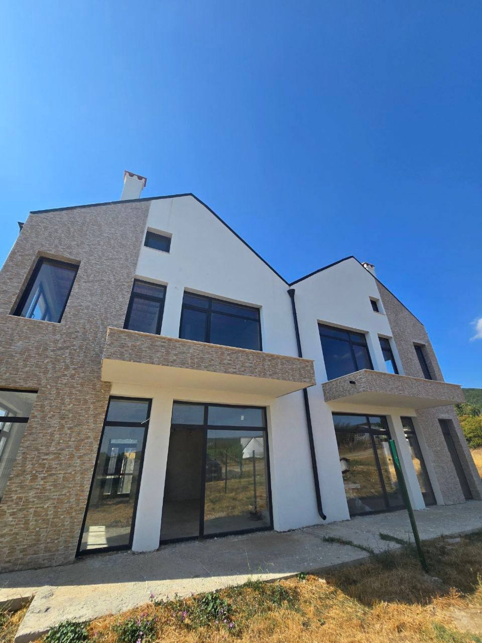 Casa di 6 stanze con una superficie totale di 208 m², situata nel villaggio di Kosharitsa sulla costa del Mar Nero in Bulgaria.