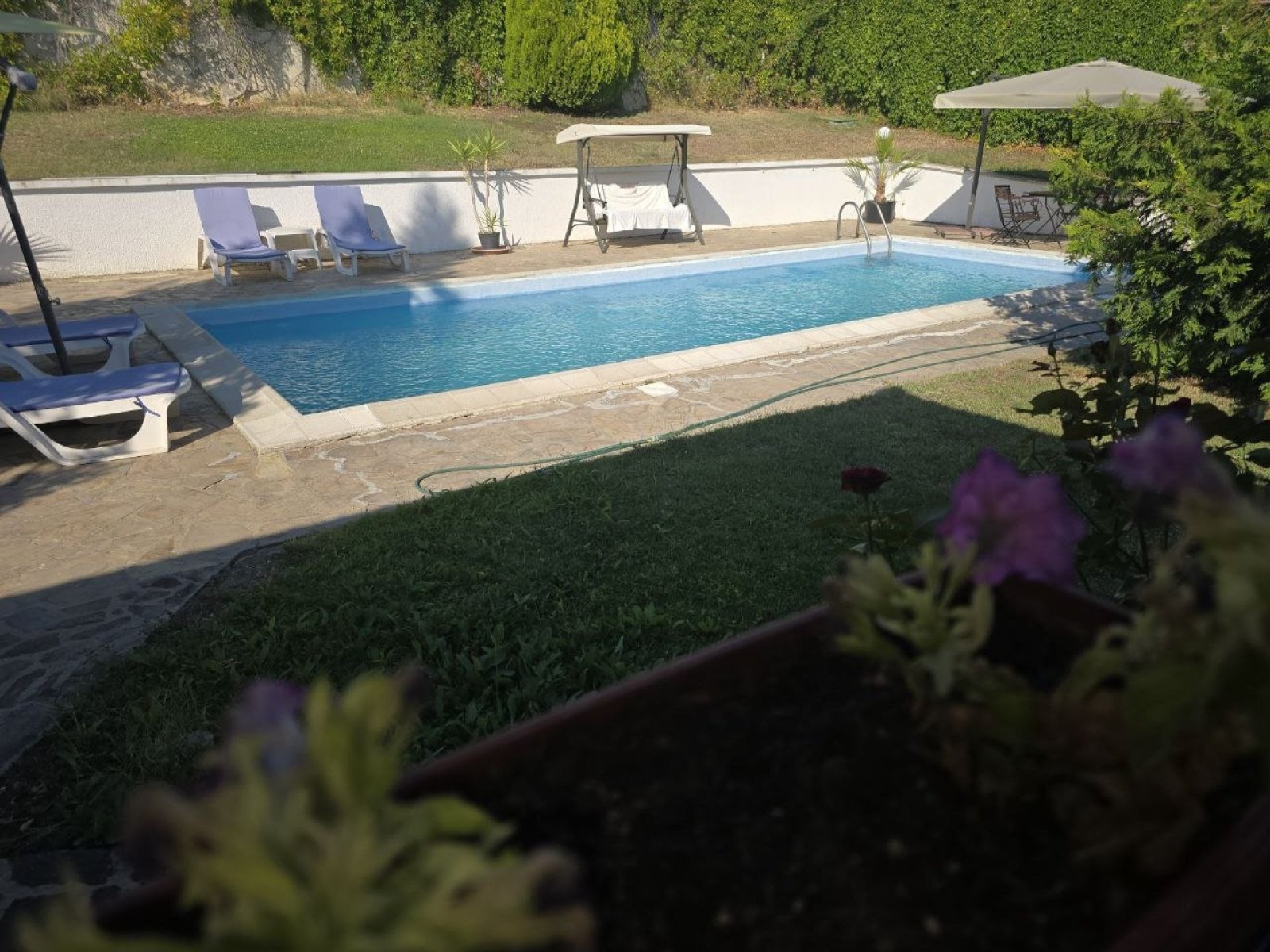 Casa di tre piani con vista panoramica sul mare nel centro del villaggio di Kosharitsa – sulla costa bulgara del Mar Nero.