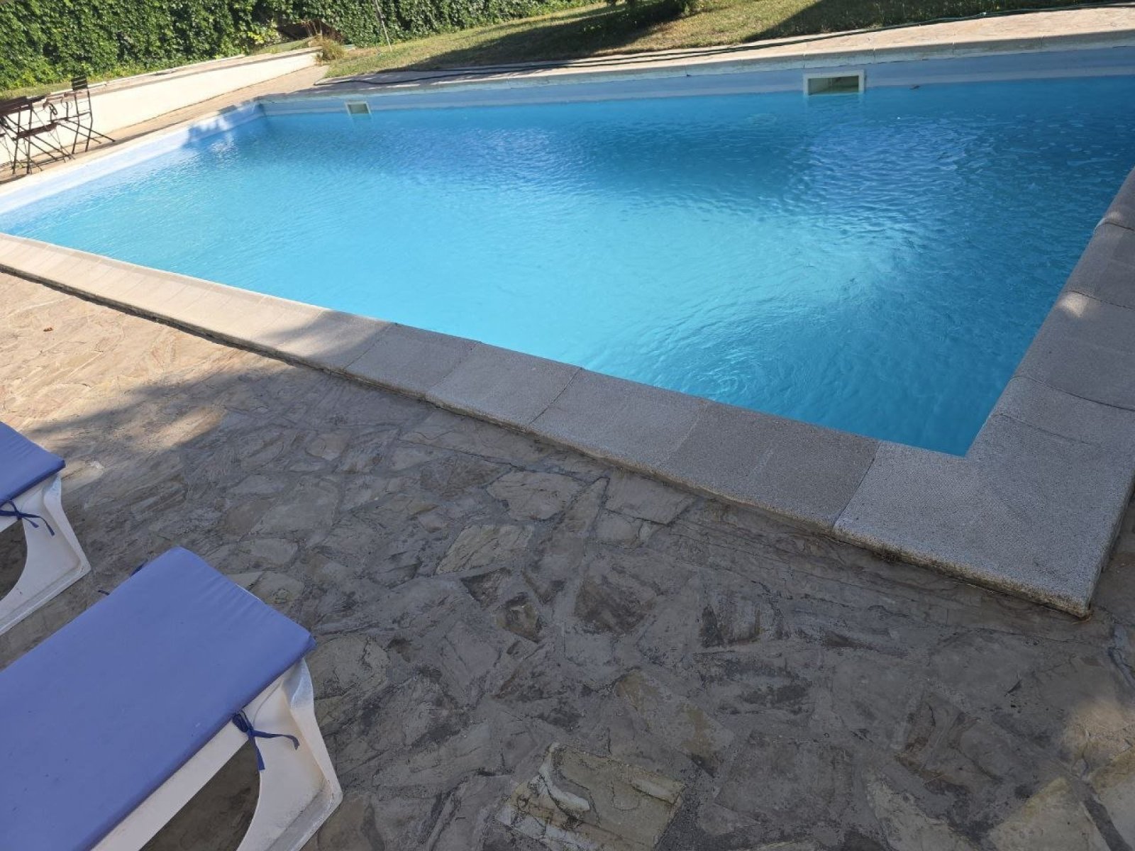 Casa di tre piani con vista panoramica sul mare nel centro del villaggio di Kosharitsa – sulla costa bulgara del Mar Nero.