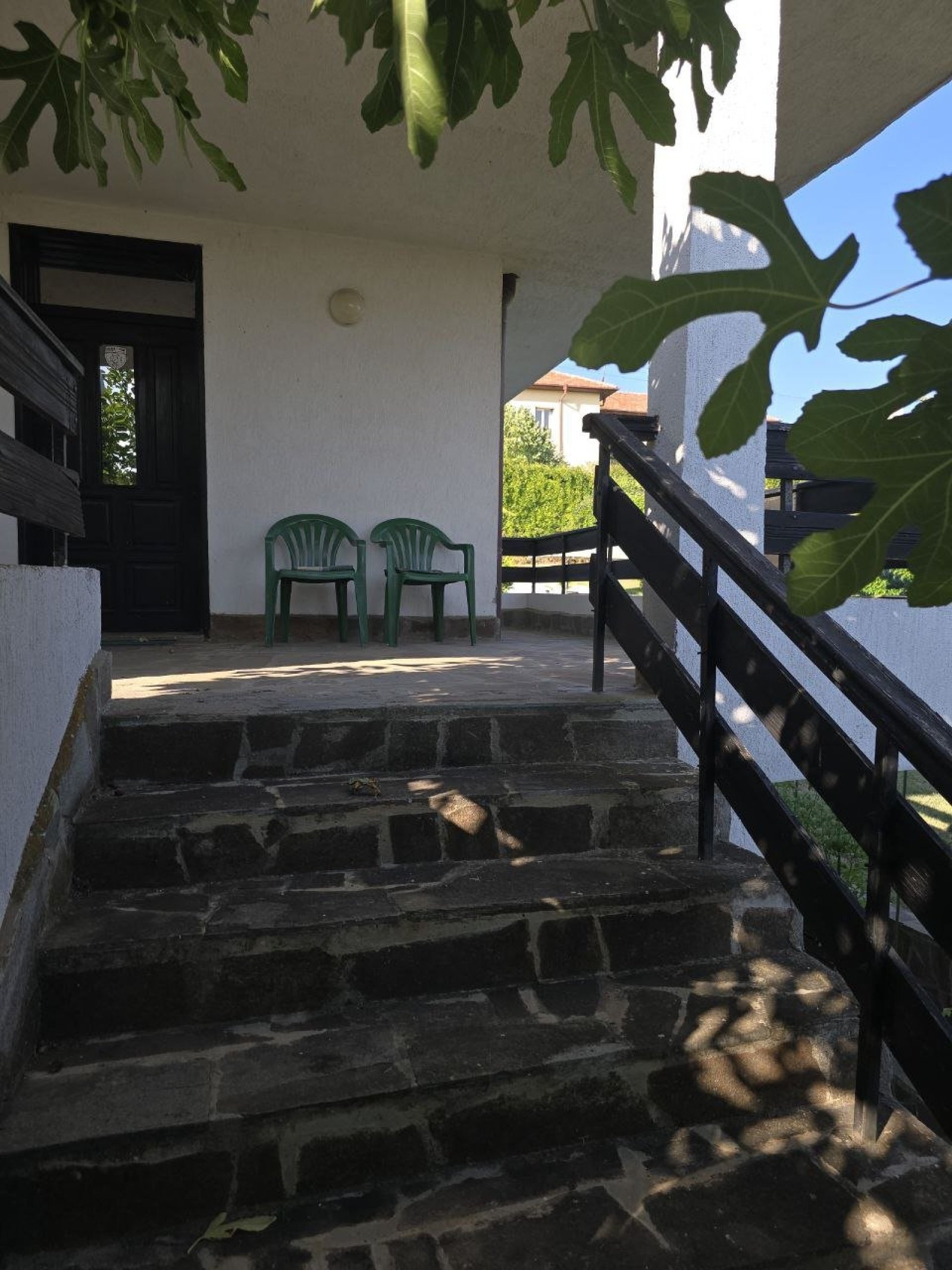 Casa di tre piani con vista panoramica sul mare nel centro del villaggio di Kosharitsa – sulla costa bulgara del Mar Nero.