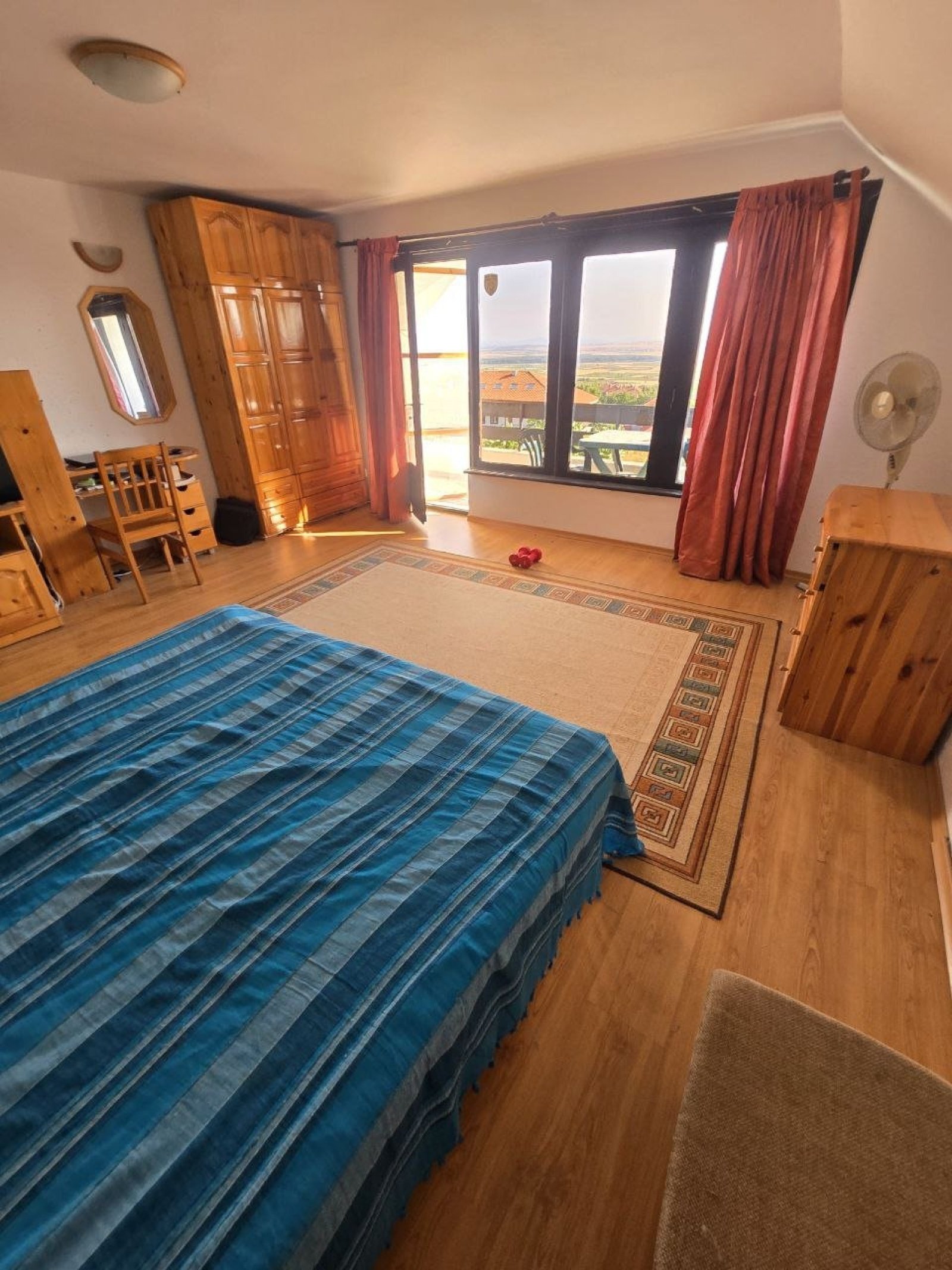 Casa di tre piani con vista panoramica sul mare nel centro del villaggio di Kosharitsa – sulla costa bulgara del Mar Nero.