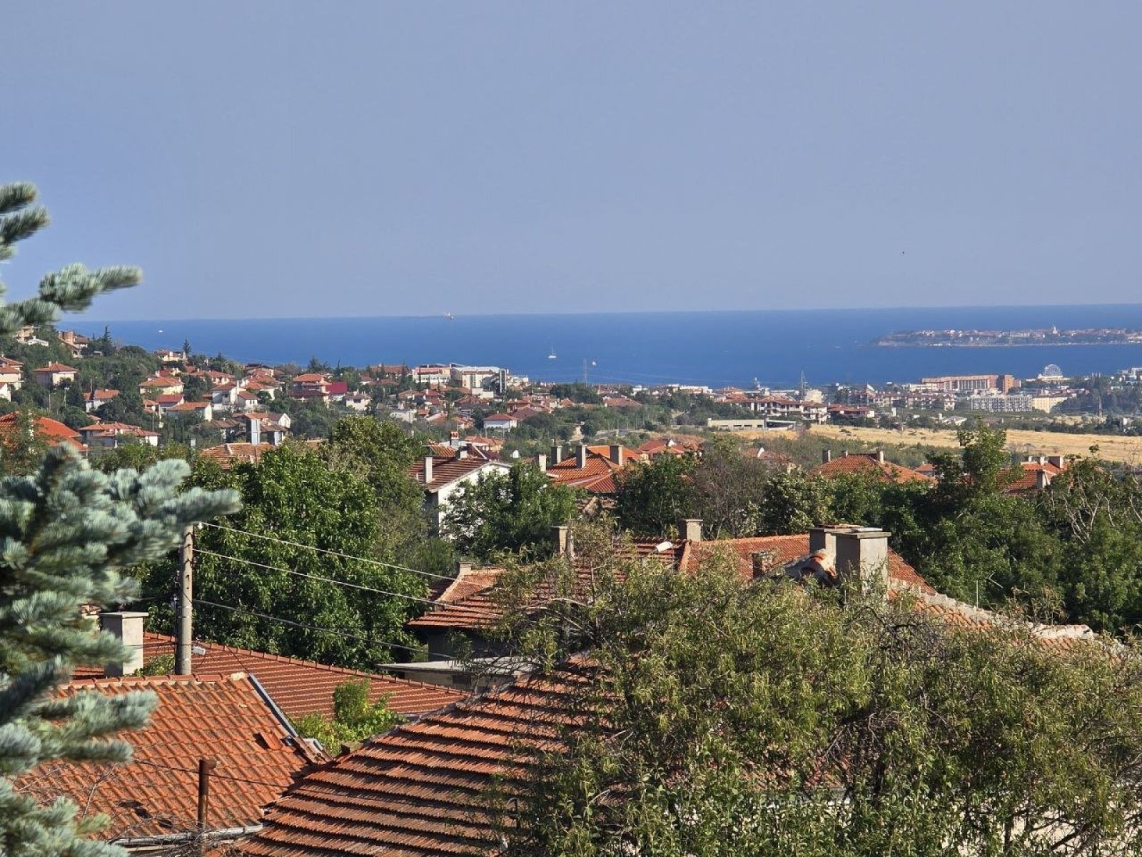 Casa di tre piani con vista panoramica sul mare nel centro del villaggio di Kosharitsa – sulla costa bulgara del Mar Nero.