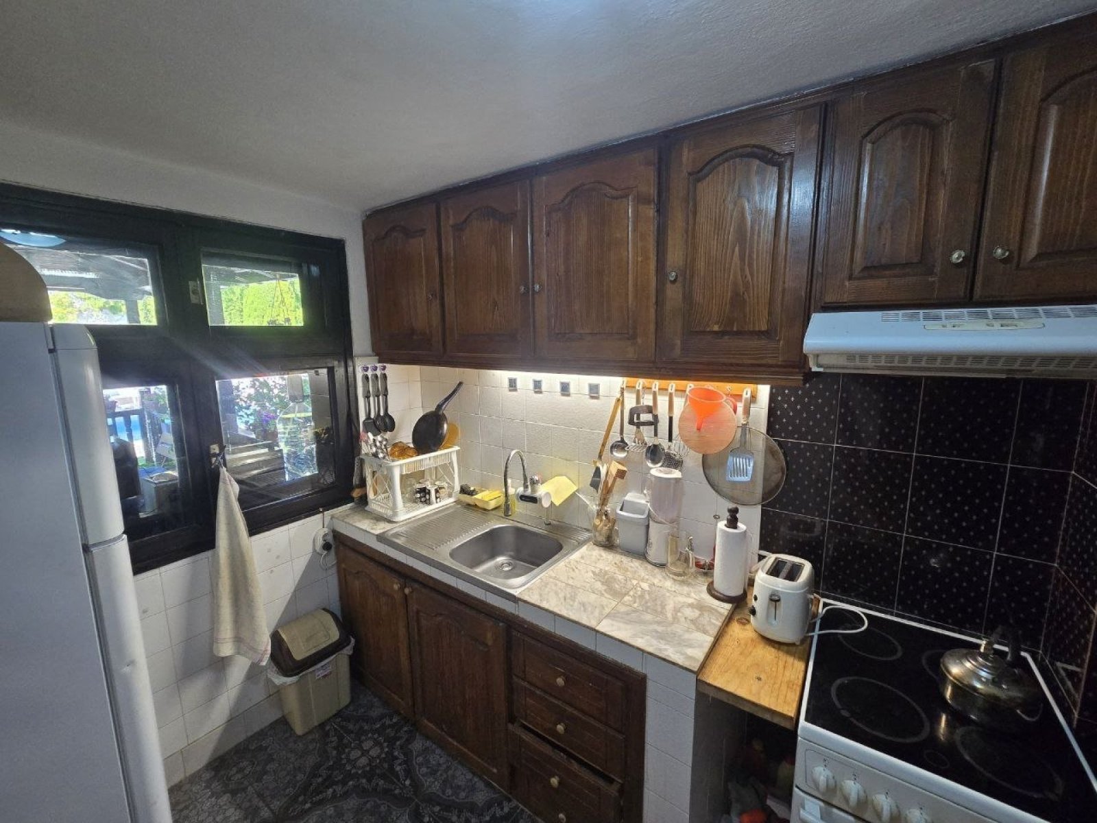 Casa di tre piani con vista panoramica sul mare nel centro del villaggio di Kosharitsa – sulla costa bulgara del Mar Nero.