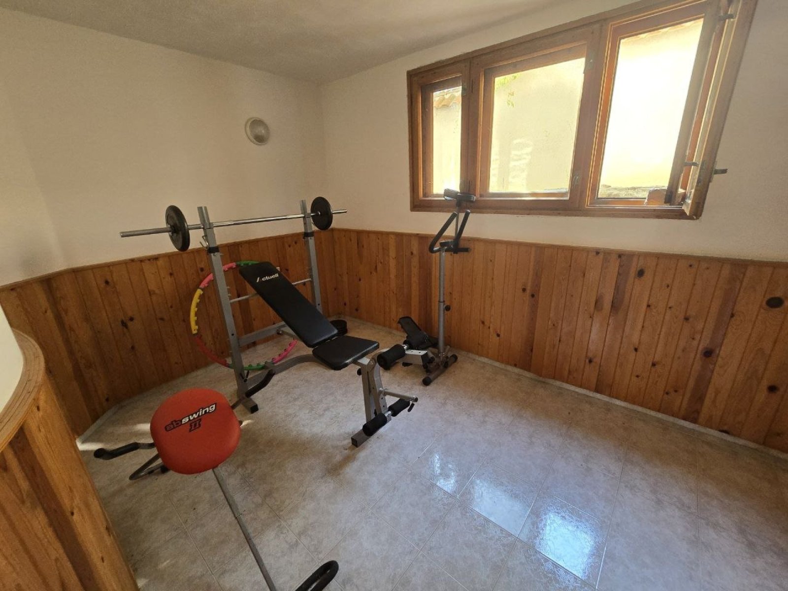 Casa di tre piani con vista panoramica sul mare nel centro del villaggio di Kosharitsa – sulla costa bulgara del Mar Nero.